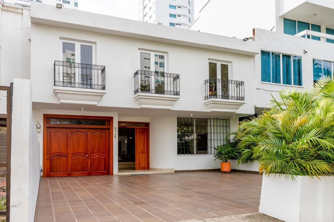 Castillogrande House | Casa de 5 habitaciones con jacuzzi