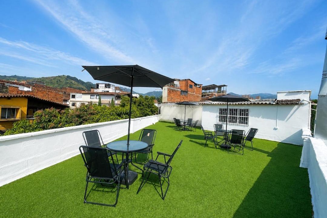 Medellin House | Casa Con Terraza Privada, 4 Baños, 4 habitaciones, Capacidad Maxima, Disponibilidad de Eventos Bajo Requisitos y reglamentos