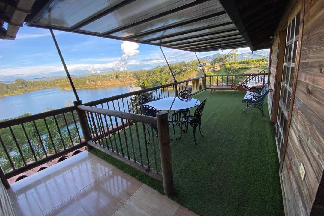 El Penol Villa | Cabaña Guatapé, WIFI, area de trabajo, muelle privado y acceso directo al lago