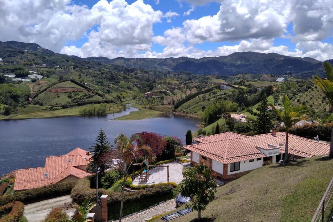 El Penol House | CASA CAMPESTRE MONTECARLO Guatapé- desayuno a pareja