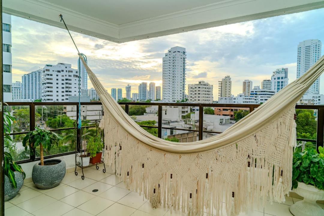 Cartagena House | Habitación para 3 a una cuadra de la playa y bahía