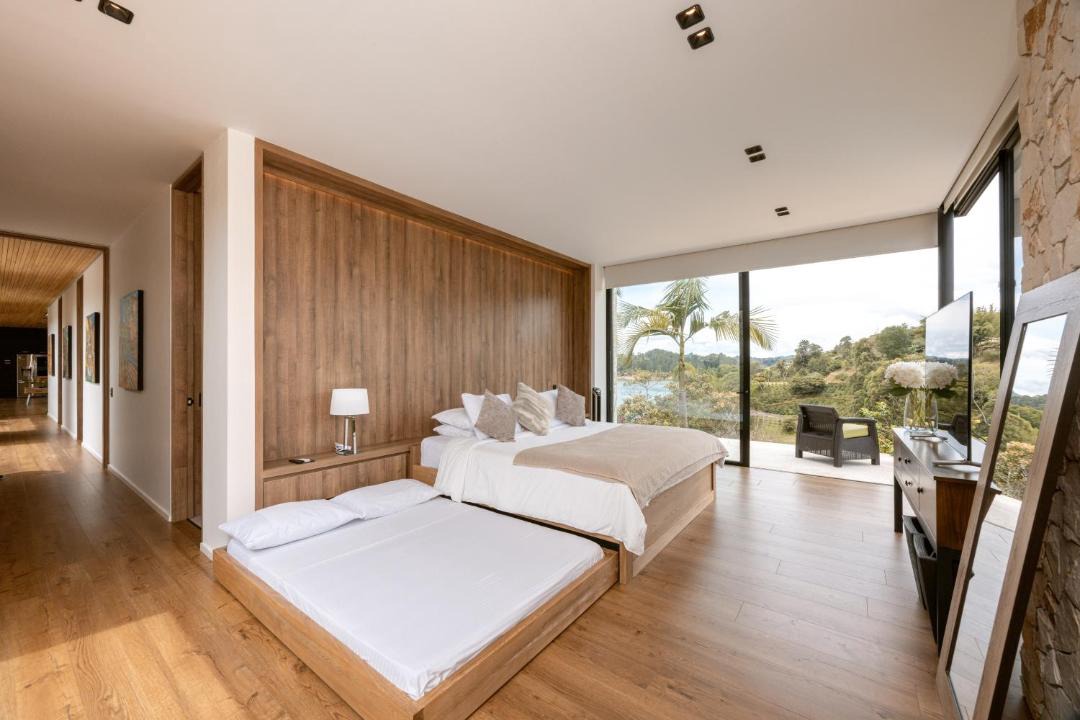 El Penol House | Villa al lado de la represa de Guatapé con jacuzzi y cancha de tennis privada