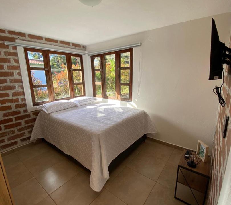 Medellin House | Habitación con baño privado en casa de campo ubicada en Santa Elena