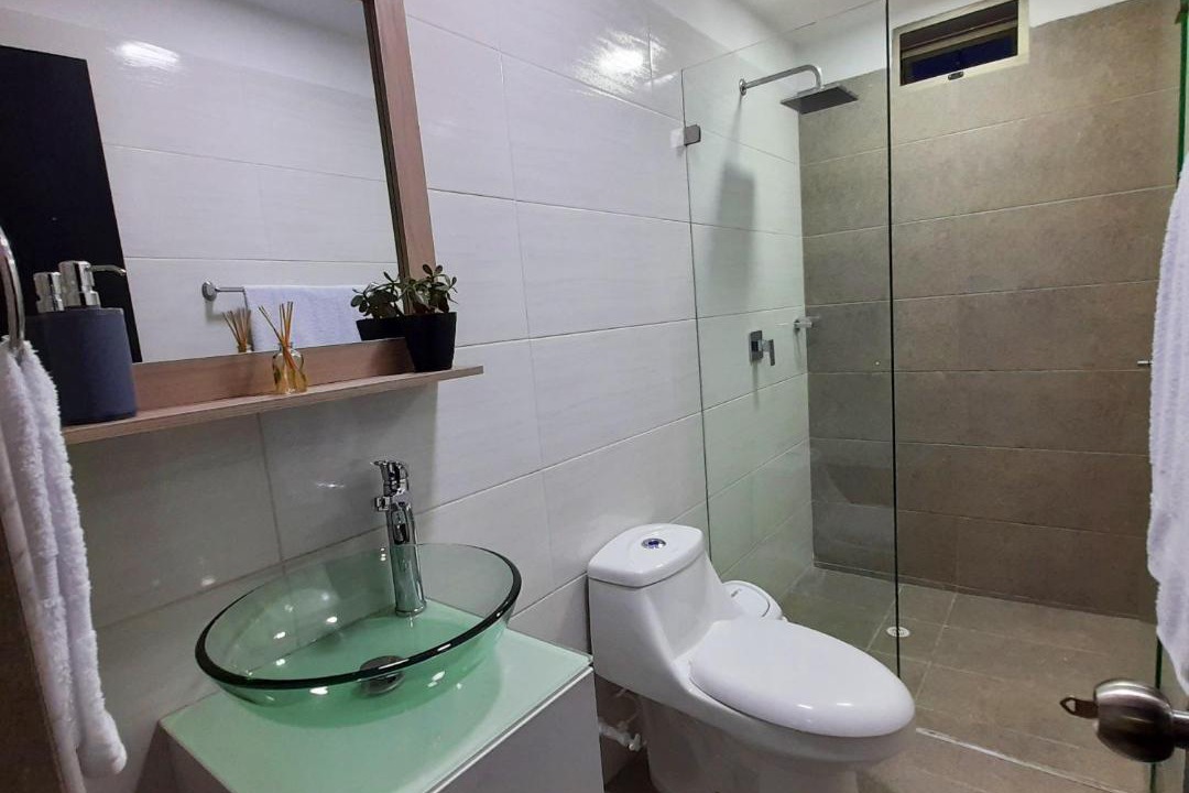 San Javier House | Habitación 302 con baño privado cerca a laureles