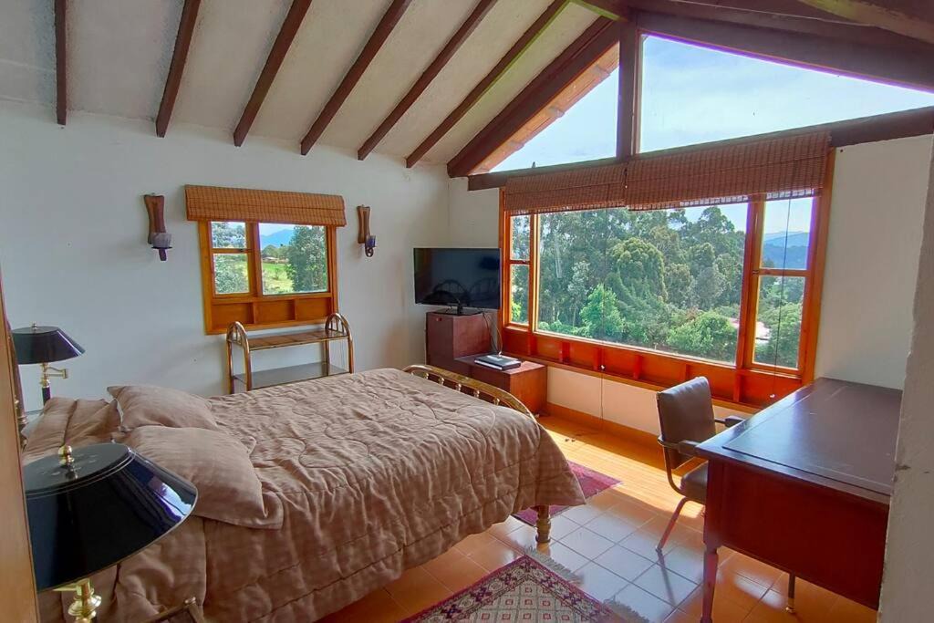 Sesquile House | Finca El Uvito, Casa con hermosa vista al lago