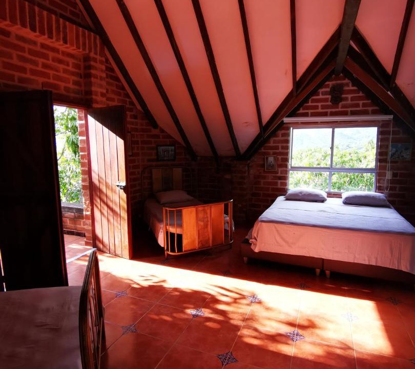 Sopetran House | Finca con forma de castillo y piscina en Sopetrán