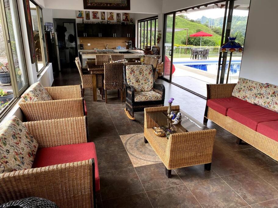 La Vega Villa | FINCA SAN LUIS en La Vega Cundinamarca Diversión Gastronomía Gourmet y Confort Total hasta para 17 Personas Piscina Jacuzzi y Juegos de mesa