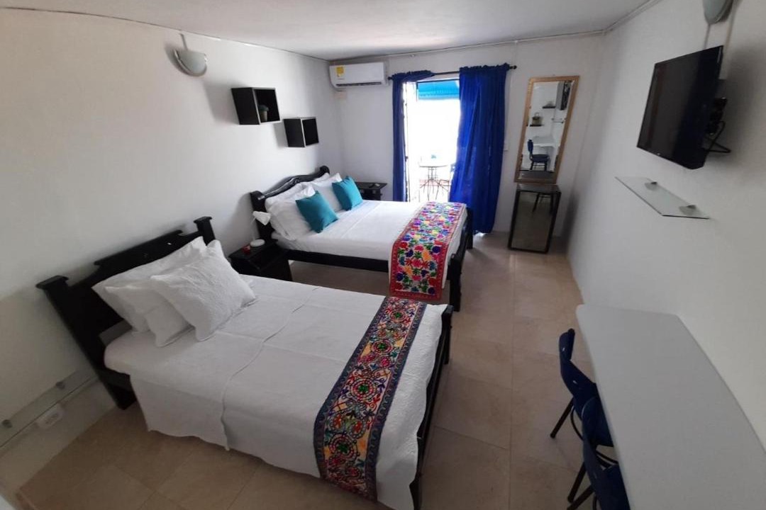 Cartagena Walled City Apartment | HPT-SM HABITACION DE HOTEL TRIPLE CON PISCINA AIRE ACONDICIONADO Y WIFi EN GETSEMANI