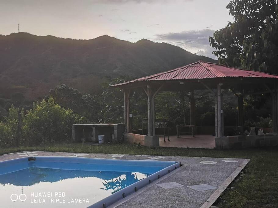 Sopetran House | Casa bambú con piscina cerca a santa fe
