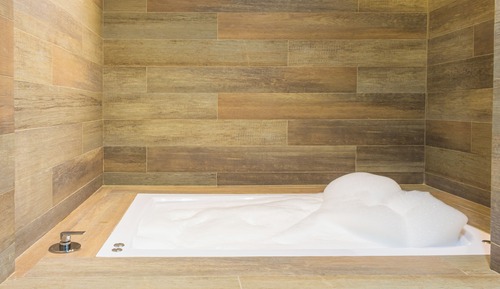Junior Room, Hot Tub