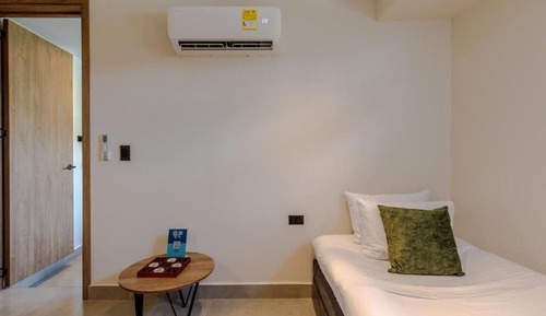 Studio, 1 King Bed with Sofa bed, Courtyard View