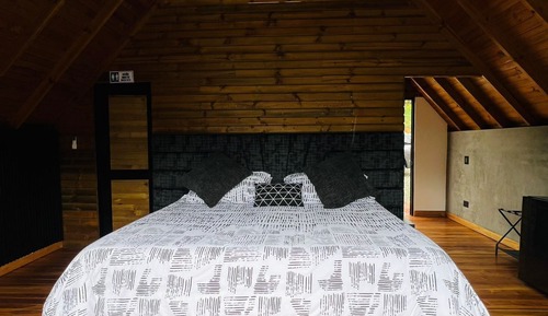 Deluxe Double Room, 1 King Bed, Jetted Tub, Mountain View