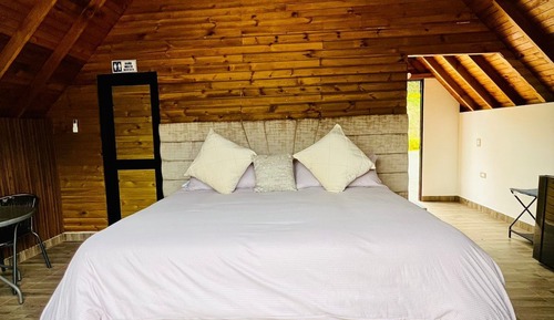 Deluxe Double Room, 1 King Bed, Jetted Tub, Mountain View