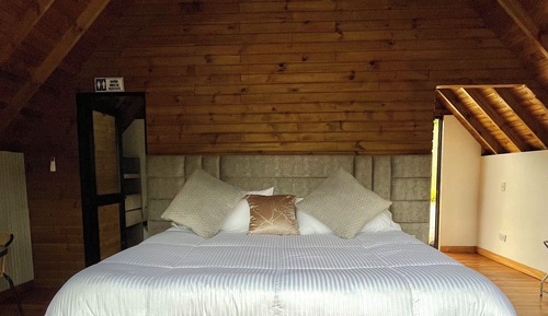 Deluxe Double Room, 1 King Bed, Jetted Tub, Mountain View