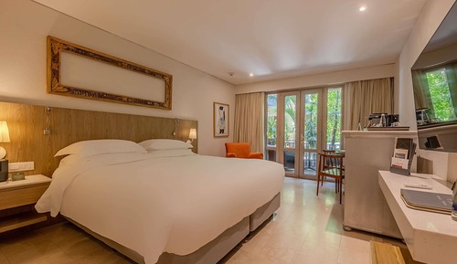 Superior Room, 1 King Bed, Balcony, Garden View