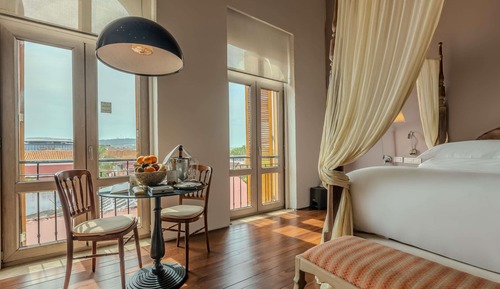 Junior Suite, 1 King Bed (Colonial)