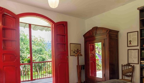 Hummingbird MAIN HOUSE, private bathroom, pool views