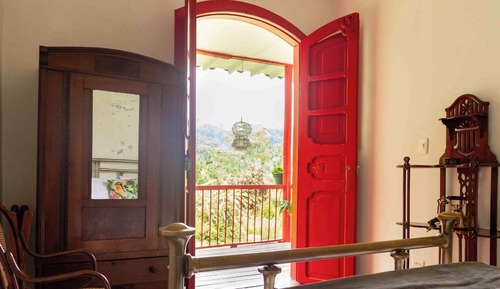 Tanager MAIN HOUSE, large twin bed, private bathroom, garden views