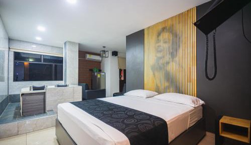 Deluxe Suite with Spa Bath
