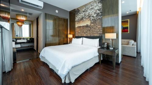 One-Bedroom King Suite with Walk In Shower