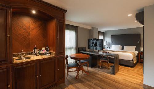 Deluxe Queen Suite