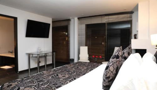 Deluxe Suite with Spa Bath