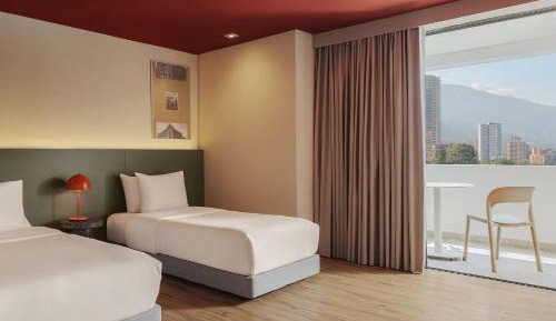 Deluxe Twin Room with Mountain View and Balcony