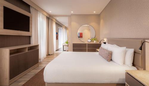 King One-Bedroom Apartment with City View