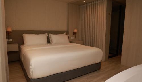 Deluxe Suite with Spa Bath