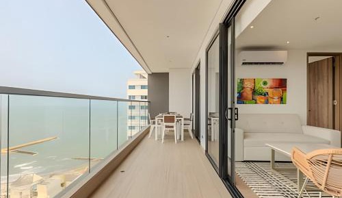 Deluxe One-Bedroom Apartment with Ocean View