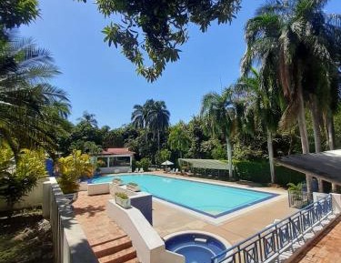 Apartment with Pool View 