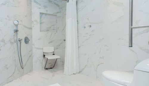 King Room with Roll in Shower - Mobility Accessible