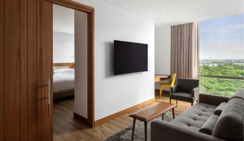 One-Bedroom Club King Suite - Club Lounge Access