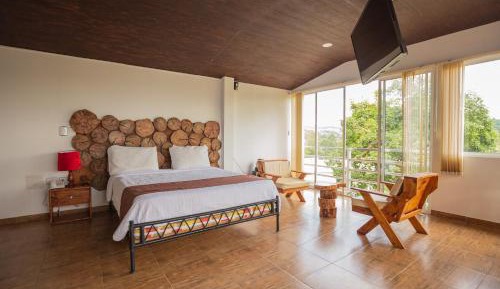 Queen Suite with Spa Bath