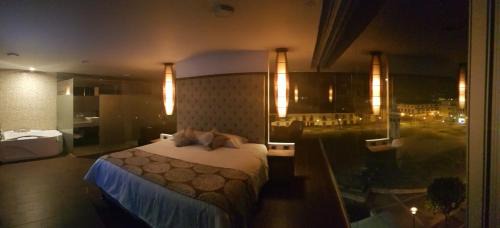 Deluxe King Suite