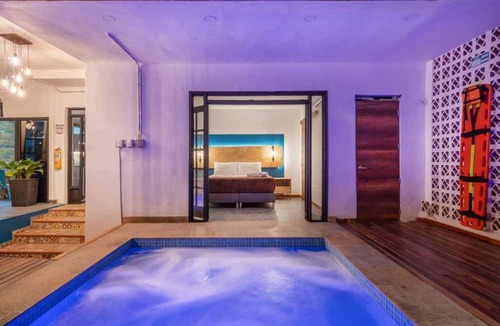Zona Rosa Villa | Casa Madera Parque Lleras With Private Jacuzzi