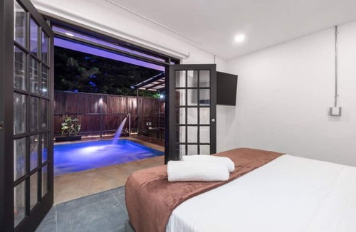 Zona Rosa Villa | Casa Madera Parque Lleras With Private Jacuzzi