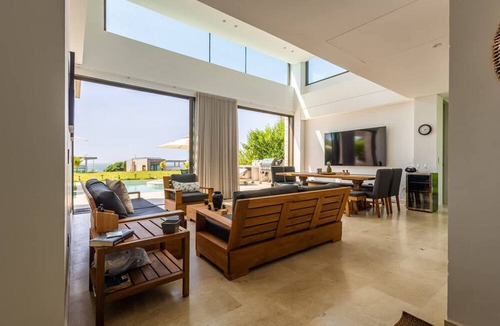 Porto Nao Villa | Bright Villa w Pool Outdoor Grill