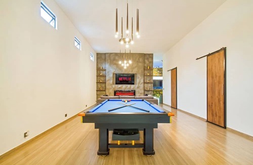 Zona Rosa Apartment | 6BR w Jacuzzi Private Baths Lleras