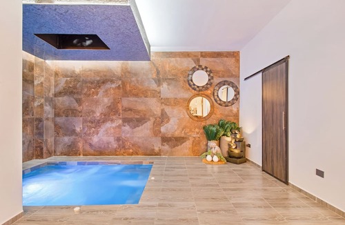 Zona Rosa Apartment | 6 BR with Jacuzzi 1 block from LLeras