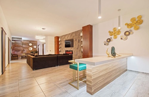 Zona Rosa Apartment | 6 BR with Jacuzzi 1 block from LLeras