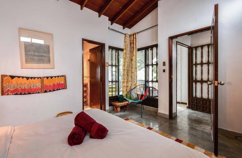 La America House | w Bright Colonial 5BR House With Balcony