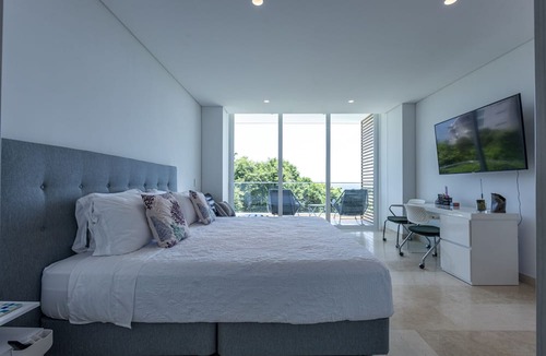 Porto Nao Villa | Tropical Villa w Pool Dock Access