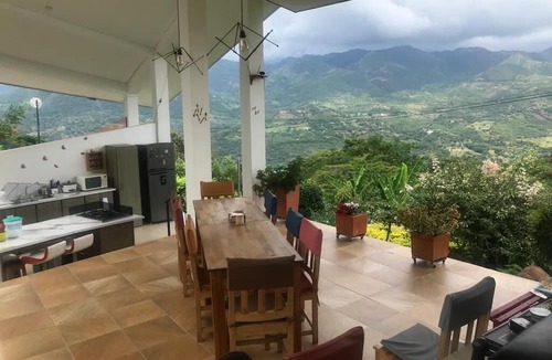 La Mesa House | Espectacular Casa de Campo con Hermosa Vista a la Cordillera Rodeada de Jardines