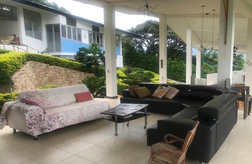 La Mesa House | Espectacular Casa de Campo con Hermosa Vista a la Cordillera Rodeada de Jardines