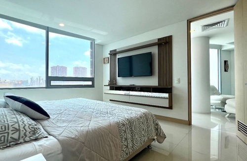 Riomar House | Luxury Apartment Hilton WI-FI, TV, Pool and Gym