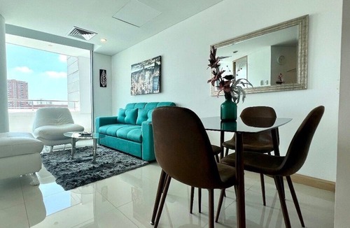 Riomar House | Luxury Apartment Hilton WI-FI, TV, Pool and Gym