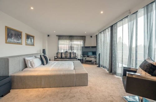 Guarne Cottage | Stunning House with Jacuzzi In Guarne