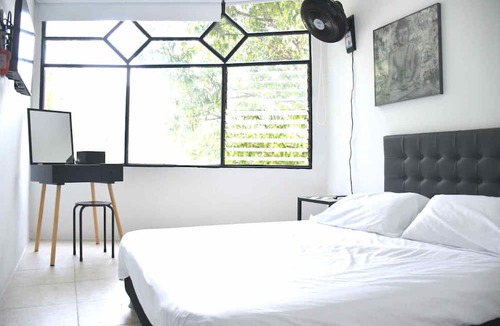 Apulo Hotel | YULUKA HOSTEL