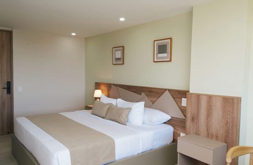Guatape Hotel | Bahia Serena Hotel